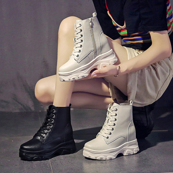 Cizme de dama cu talpa inalta si sireturi in negru si bej