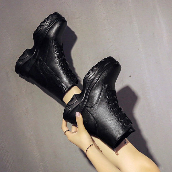 Cizme de dama cu talpa inalta si sireturi in negru si bej