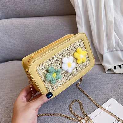 Női táska hosszú füllel, négyzet alakú fonalból készült 3D virágokkal