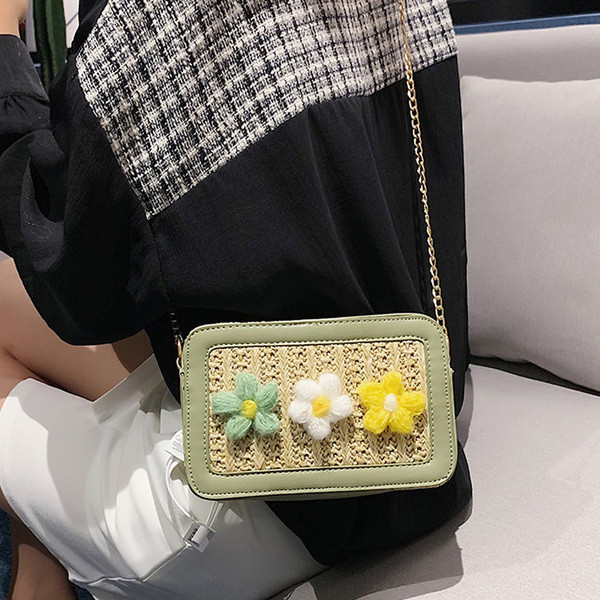 Női táska hosszú füllel, négyzet alakú fonalból készült 3D virágokkal