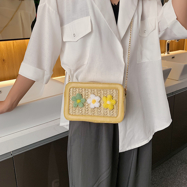 Női táska hosszú füllel, négyzet alakú fonalból készült 3D virágokkal