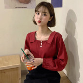 Γυναικεία μοντέρνα μπλούζα σε κόκκινο και λευκό χρώμα με κουμπιά