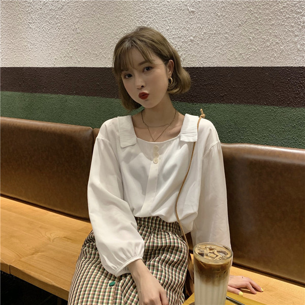 Γυναικεία μοντέρνα μπλούζα σε κόκκινο και λευκό χρώμα με κουμπιά