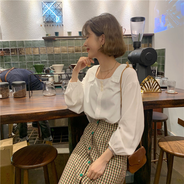 Γυναικεία μοντέρνα μπλούζα σε κόκκινο και λευκό χρώμα με κουμπιά