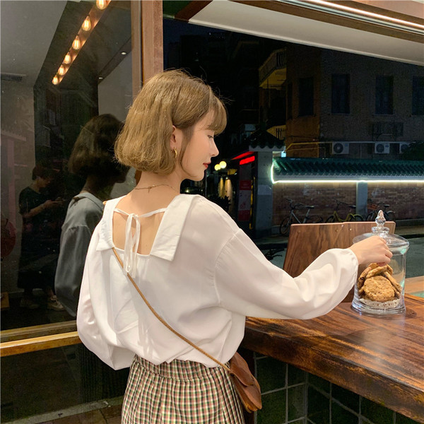 Γυναικεία μοντέρνα μπλούζα σε κόκκινο και λευκό χρώμα με κουμπιά