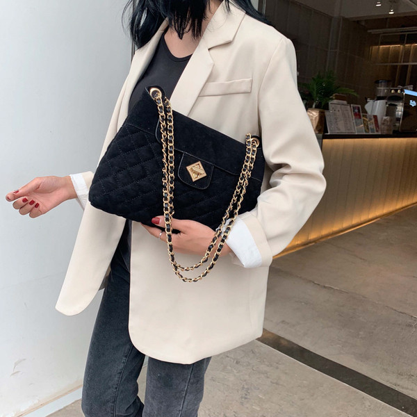 Modern női táska öko velúrból, fém rögzítéssel, több színben