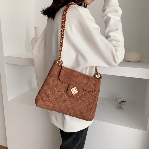 Modern női táska öko velúrból, fém rögzítéssel, több színben