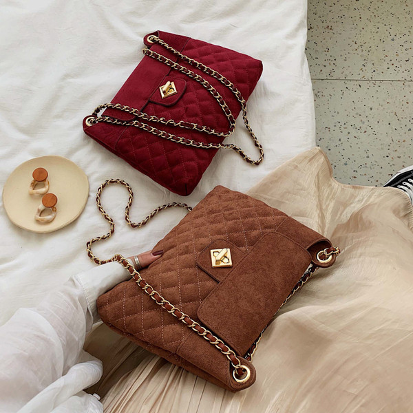 Modern női táska öko velúrból, fém rögzítéssel, több színben