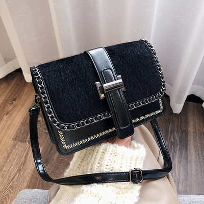 Stílusos női táska csattal és hosszú füllel, három színben