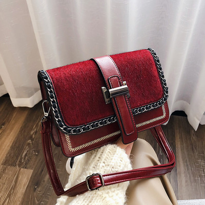 Stílusos női táska csattal és hosszú füllel, három színben