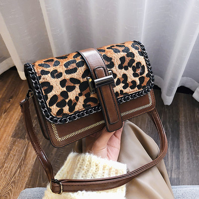 Stílusos női táska csattal és hosszú füllel, három színben