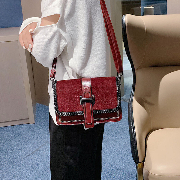 Stílusos női táska csattal és hosszú füllel, három színben