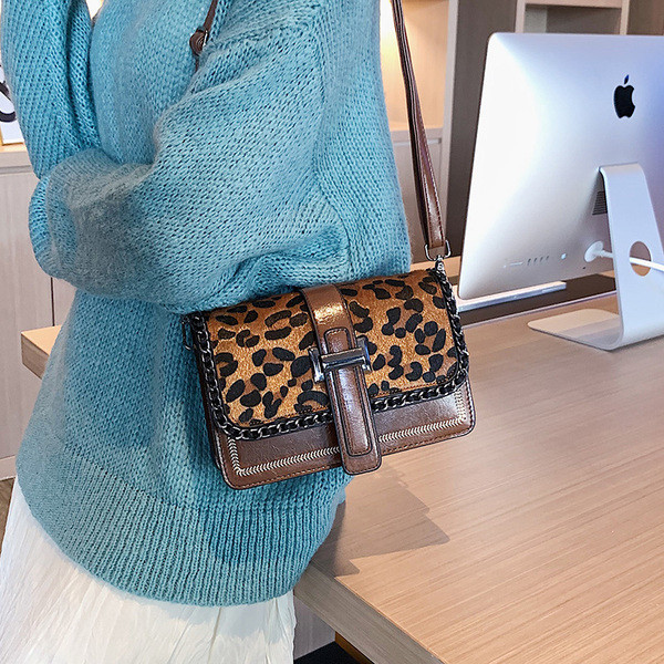 Stílusos női táska csattal és hosszú füllel, három színben