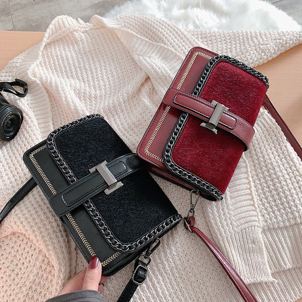 Stílusos női táska csattal és hosszú füllel, három színben