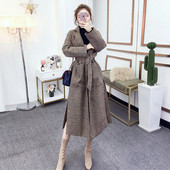 Aktuális női hosszú kabát övvel, barna színben