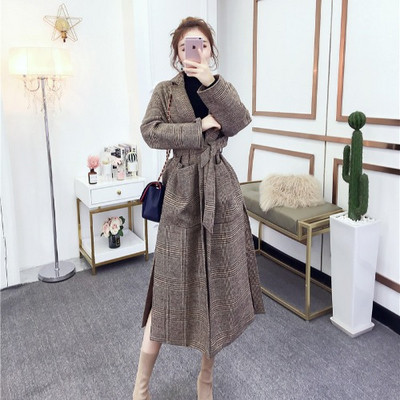 Aktuális női hosszú kabát övvel, barna színben