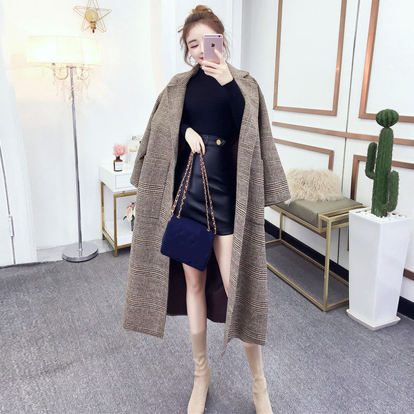 Aktuális női hosszú kabát övvel, barna színben