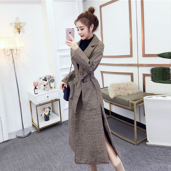 Aktuális női hosszú kabát övvel, barna színben