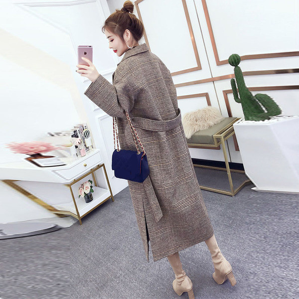 Aktuális női hosszú kabát övvel, barna színben