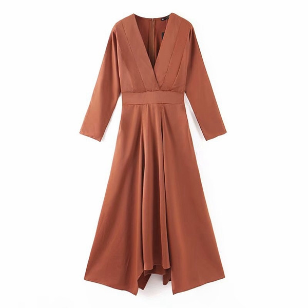 Hosszú szabású ruha mély nyakkivágással és hosszú ujjakkal