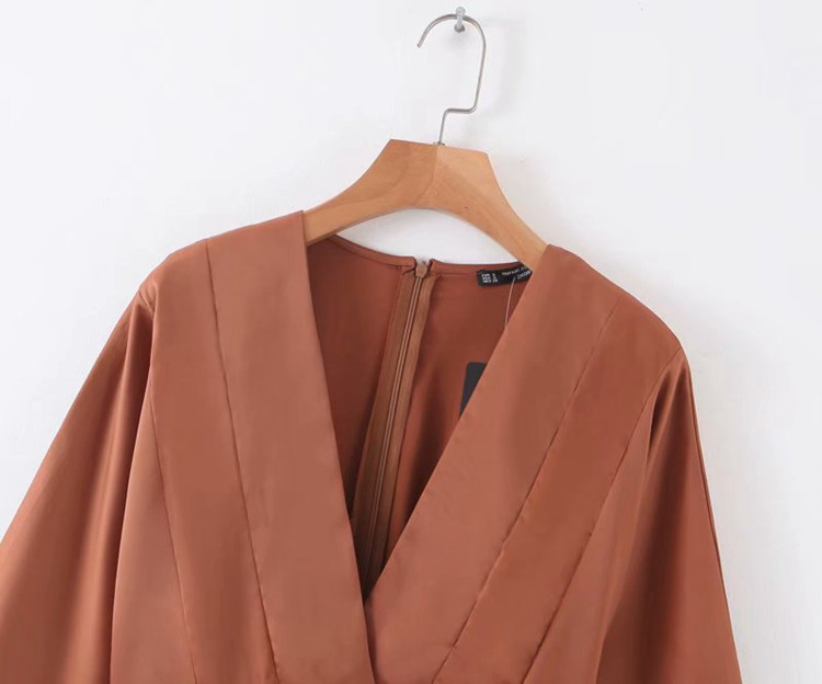 Hosszú szabású ruha mély nyakkivágással és hosszú ujjakkal