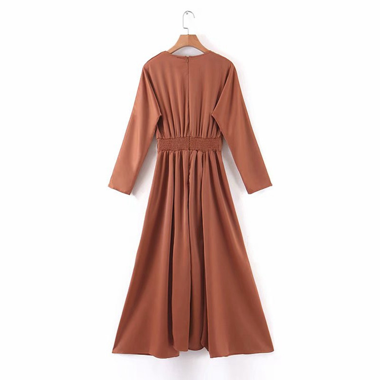 Hosszú szabású ruha mély nyakkivágással és hosszú ujjakkal