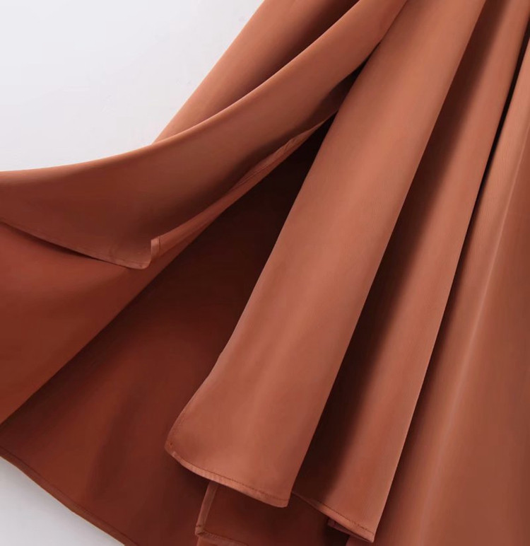 Hosszú szabású ruha mély nyakkivágással és hosszú ujjakkal