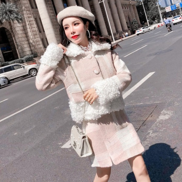 Set de damă model nou, care include o haină scurtă și o fustă în negru și roz