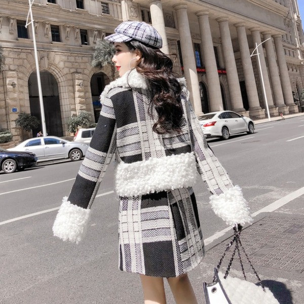 Set de damă model nou, care include o haină scurtă și o fustă în negru și roz