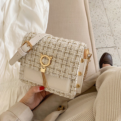 Stílusos női táska fém elemmel és lánccal három színben