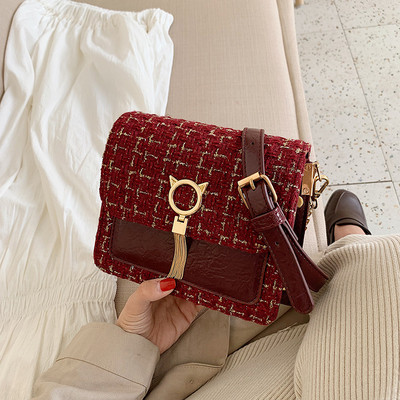 Stílusos női táska fém elemmel és lánccal három színben