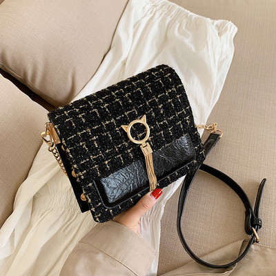 Stílusos női táska fém elemmel és lánccal három színben