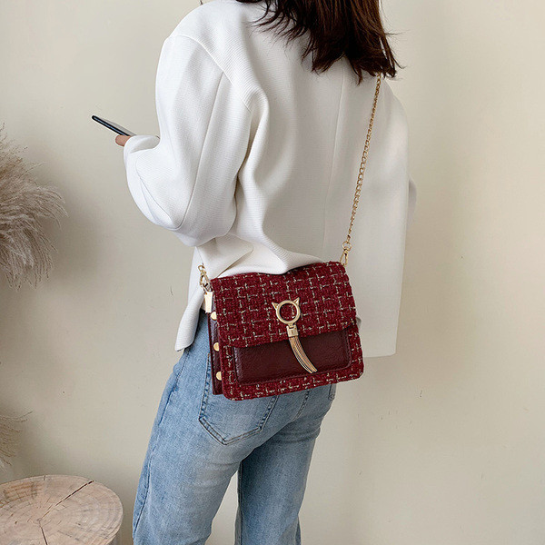 Stílusos női táska fém elemmel és lánccal három színben