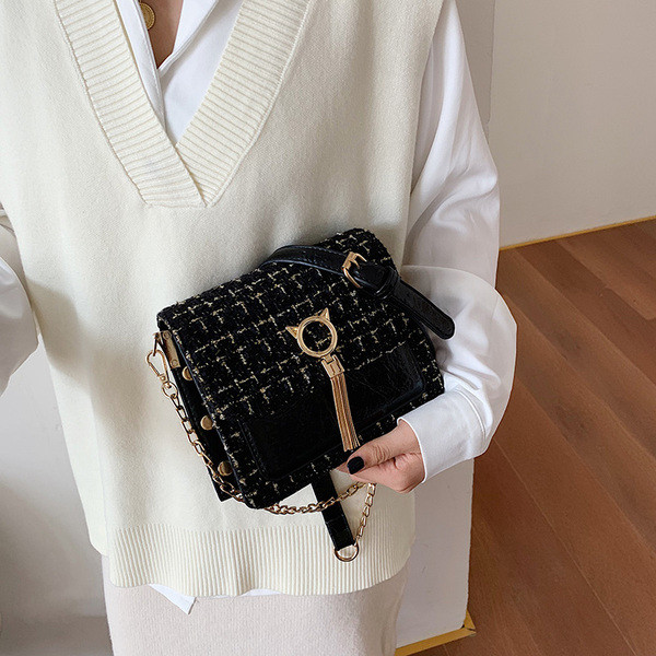 Stílusos női táska fém elemmel és lánccal három színben