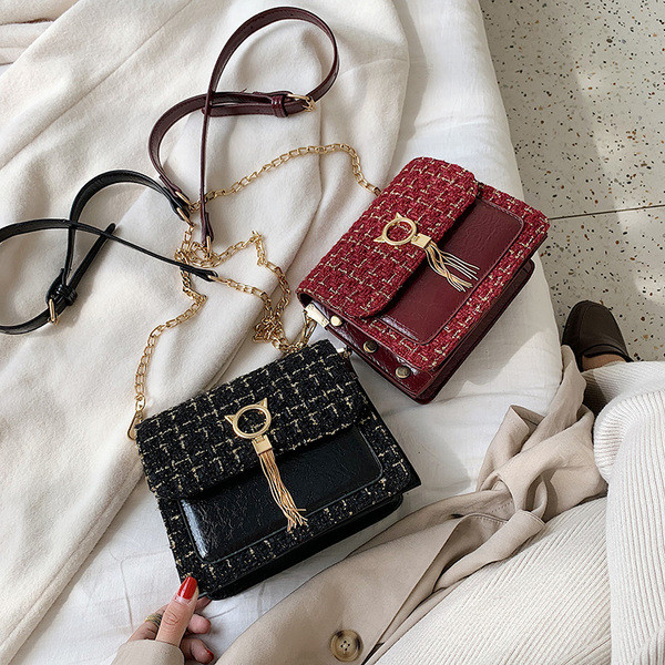 Stílusos női táska fém elemmel és lánccal három színben