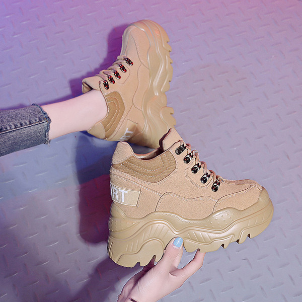 Női tornacipő magas durva talppal, fekete és bézs színben