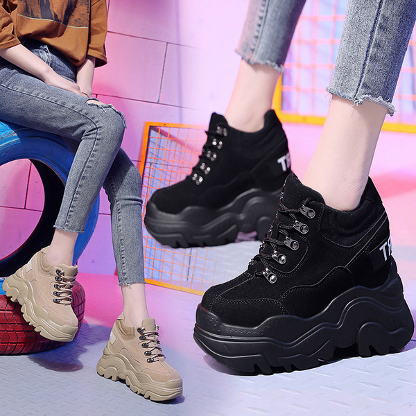 Női tornacipő magas durva talppal, fekete és bézs színben