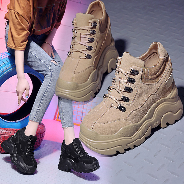 Női tornacipő magas durva talppal, fekete és bézs színben