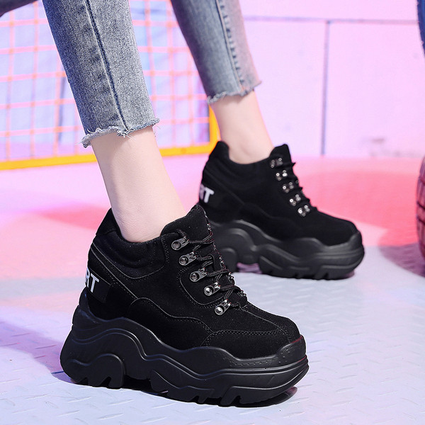 Női tornacipő magas durva talppal, fekete és bézs színben