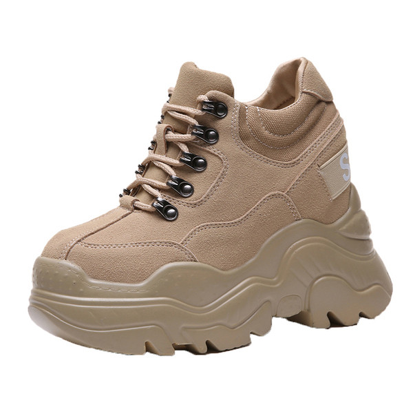 Női tornacipő magas durva talppal, fekete és bézs színben