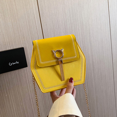 Geanta de dama moderna cu elemente metalice si lant lung de umar