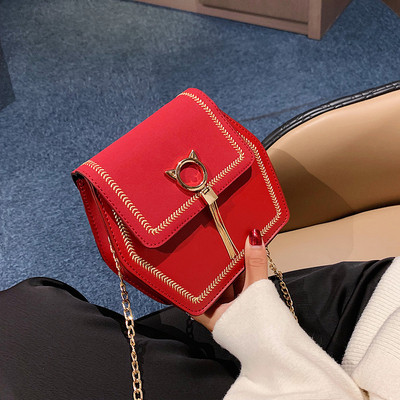 Geanta de dama moderna cu elemente metalice si lant lung de umar