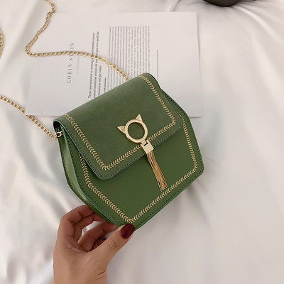 Geanta de dama moderna cu elemente metalice si lant lung de umar