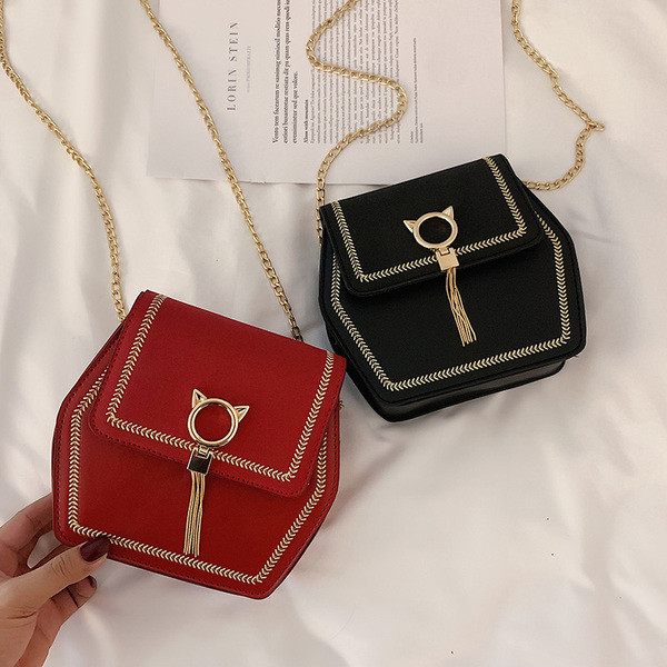 Geanta de dama moderna cu elemente metalice si lant lung de umar