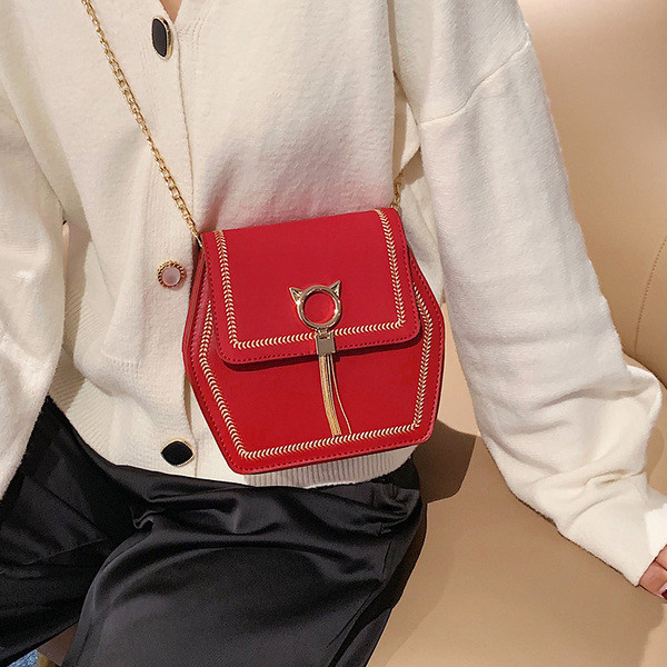 Geanta de dama moderna cu elemente metalice si lant lung de umar