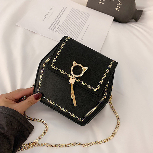 Geanta de dama moderna cu elemente metalice si lant lung de umar