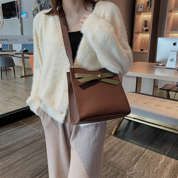 Öko bőrből készült modern női táska cipzárral több színben