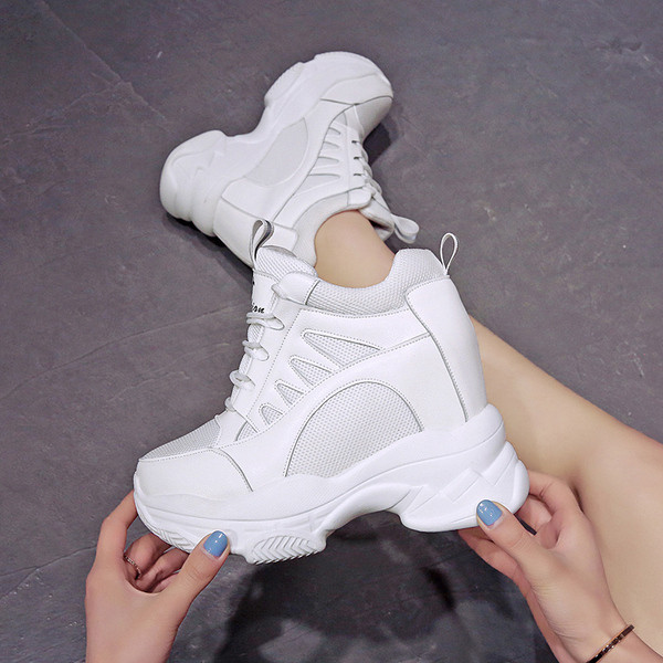 Γυναικεία αθλητικά παπούτσια σε μαύρο, λευκό και μπεζ χρώμα