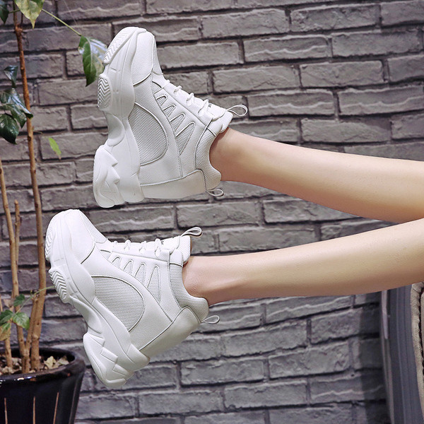 Γυναικεία αθλητικά παπούτσια σε μαύρο, λευκό και μπεζ χρώμα