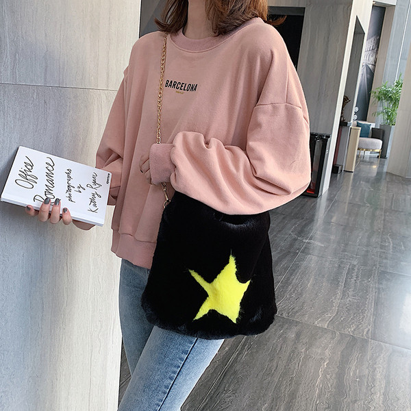 Geanta de dama cu puf si lant in mai multe culori